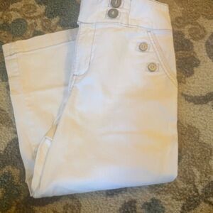 White Button-Accent Casual Jeans